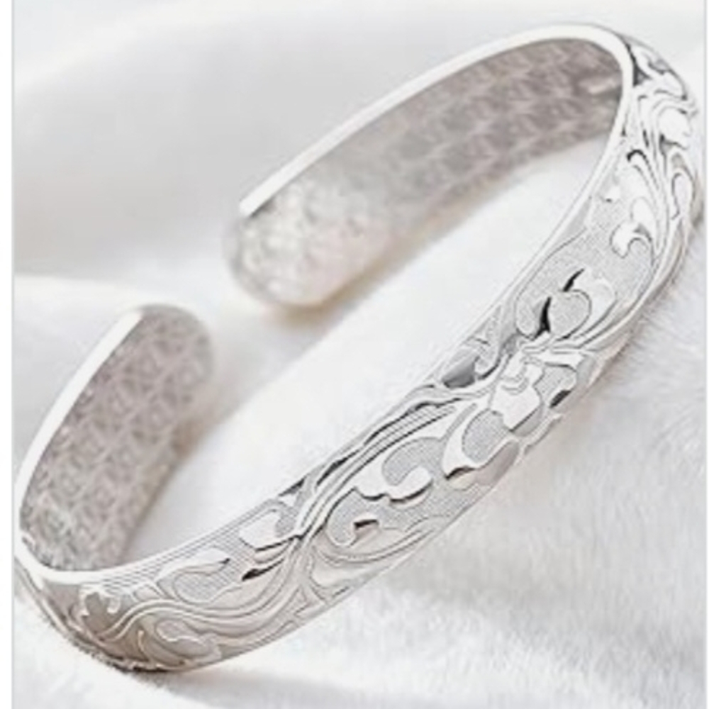 Elegant Sterling Silver Cuff Bracelet - Picture 4 of 4